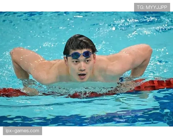 汪顺训练完直接啃鸡胸肉的样子，真·把自律刻进DNA了